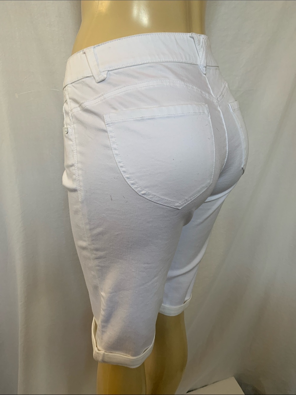 DEMOCRACY Women Tummy Control White Bermuda Shorts Size 6 Rolled-Hem Style NWOT